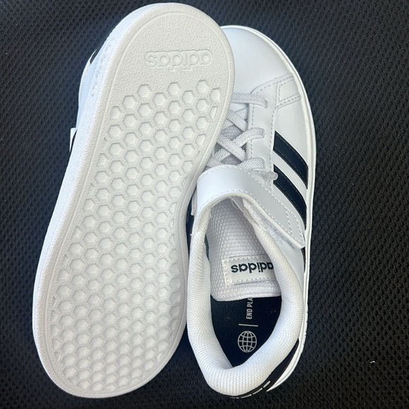 BOYS SNEAKERS! - Picture 4 of 4